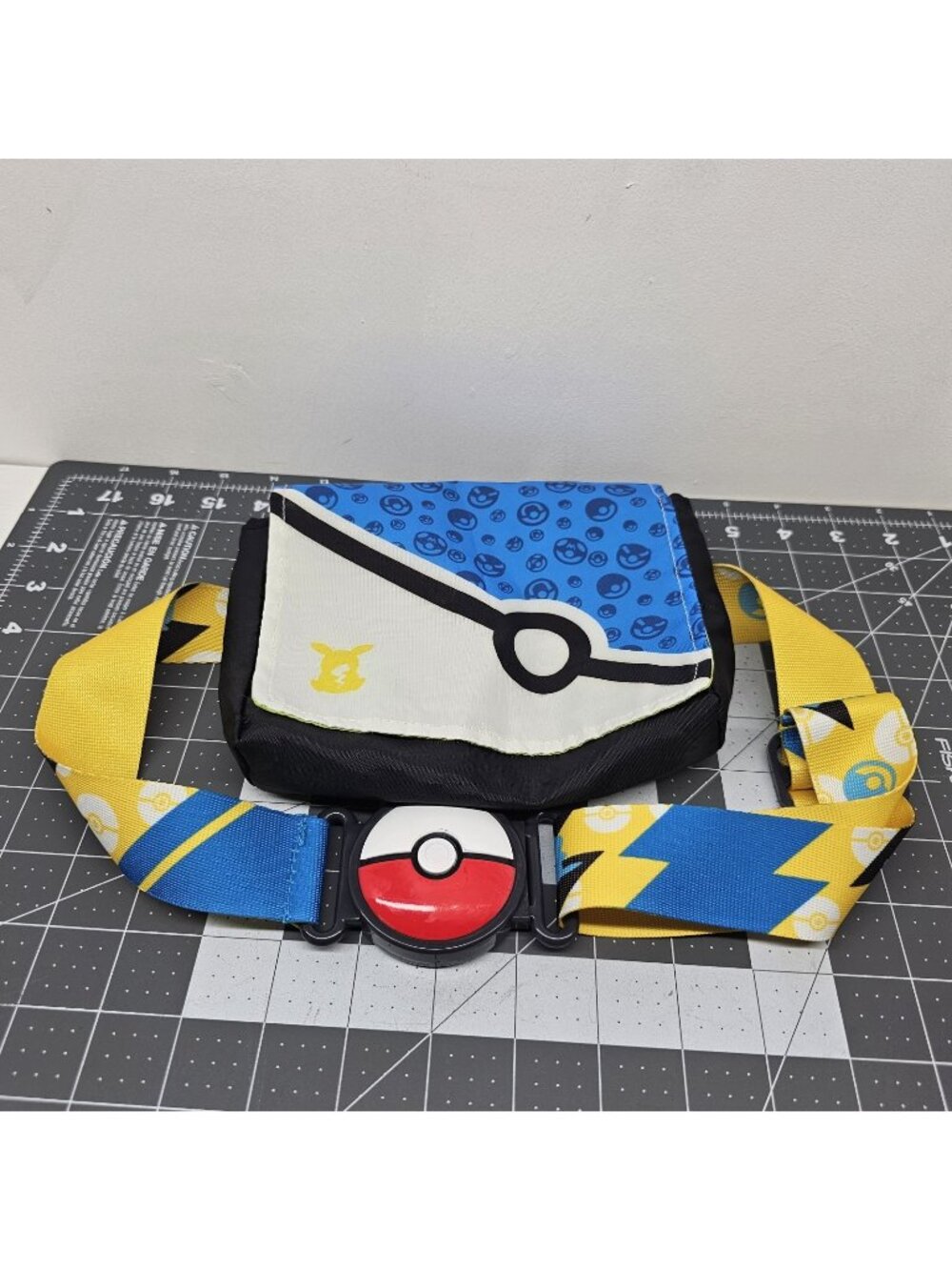 Pokémon Bandolier Set-2in Pikachu, Clip ‘N’ Go Poke Ball Belt & Carrying Bag!
